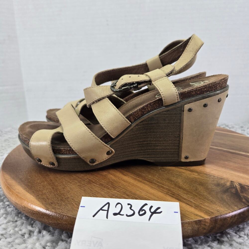 Dansko Womens 39 Frida Beige Leather Casual Wedge Pump Strappy Studded Sandals